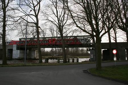 Zicht op spoorbrug Van Starkenborghkanaal vanuit het noord-oosten, maart 2008. Vanaf de weg tussen Koopman en Burgler, Noordhorn.