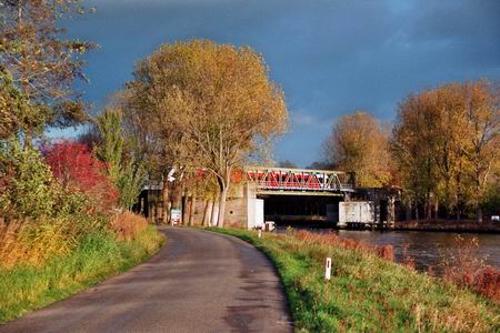 namiddagfoto met extra herfstkleuren, najaar 2007. De foto werd vanuit het westen genomen, langs het Van Starkenborghkanaal.