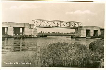 De nieuwe spoorbrug over het Van Starkenborghkanaal tussen Noord- en Zuidhorn, gebouwd in 1932
