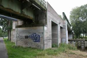 Zuidhornkant spoorbrug met bijdetijdse teksten... Bijdehand? Onderwijs in Engelse taal, MTV en YouTube boeken resultaten op verschillende niveaus, waarvan sommige erg laag.....