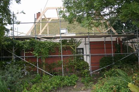 De voormalige kwekerswoning, waar ooit de familie Hummel huisde, in de steigers. De huidige bewoners, de familie Frieswijk, krijgen extra bovenruimte.
