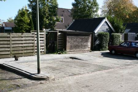 Voor de bewoners van een rij huizen aan de Oosterweg, van wie de achtertuinen grenzen aan de grote parkeerplaats, is het komen-en-gaan-bestaan verbeterd. De parkeervoorzieningen zijn nu doelmatiger te gebruiken en de mensen kunnen beter hun eigen tuin in en uit, zelfs met een rolstoel...  