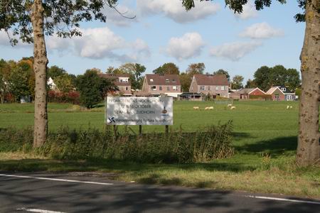 resize-of-20081009_4971 Het promobord in het weiland langs de N355 bij Noordhorn-West.