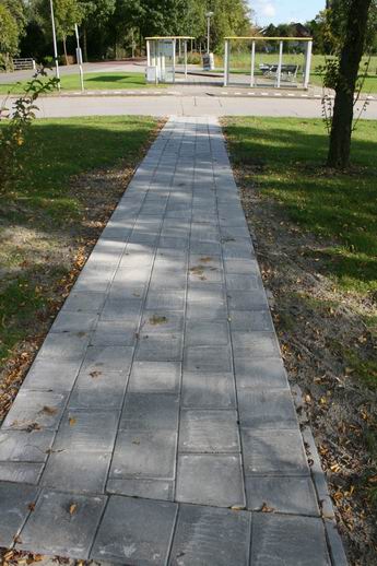 Het nieuwe verbindingspad tussen keerlus en fietspad bij de afslag Langestraat-Noord. Voetgangers hoeven daar niet meer op de rijbaan te lopen, gelukkig...   
