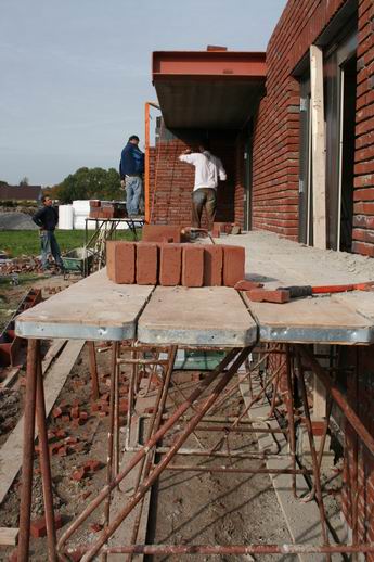 Een andere kijk op het metselen, aan de westkant van de Meidoornstraat 22. Volgende week de kap?