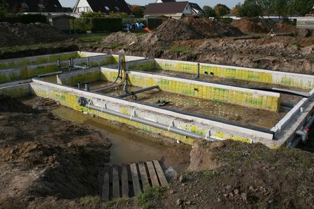 Meidoornstraat 18, hier wordt het paleis(je) van Henk Bakker gerealiseerd. Geen kandidaat-zwembad meer, een echte bouwput.  