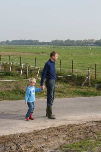 Geboeid staan vader en zoon Van der Zee te kijken naar de grote grijper, de forse tractor, de hoeveelheid afgegraven grond.... Imponerend!  