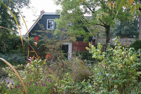 De woning van de familie Frieswijk is verbouwd, de steigers zijn verwijderd. Ziet er goed uit. Nee, de kwekerswoning is niet duidelijk meer herkenbaar....  