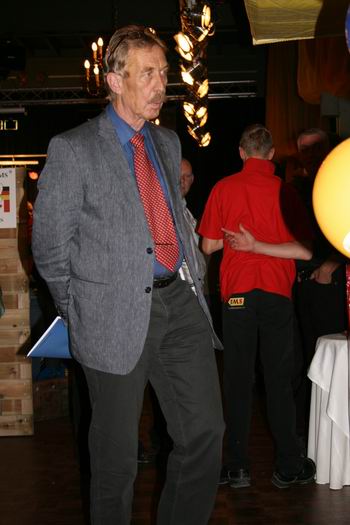 Belangrijk bezoek, wethouder Jan Oomkes komt ook even rondkijken op de Fortuna-beurs!  