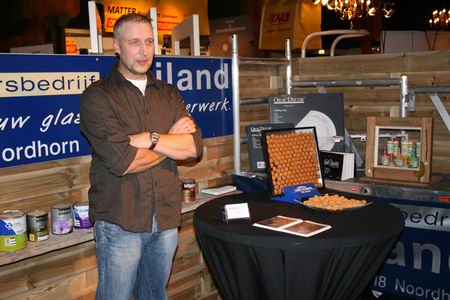 Ook huisschilder/glaszetter Bert Nijland heeft zijn stand prima voor elkaar!