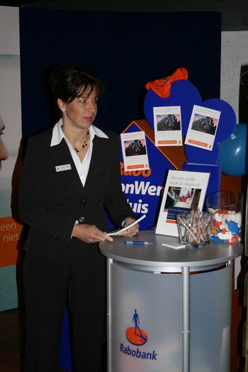 De Rabobank is zelf niet meer lijfelijk in Noordhorn aanwezig, maar desondanks een belangrijke DUIT in het zakje. Bovendien zorgde de bank ervoor dat alle fietsers op een droog zadel huiswaarts konden gaan...  