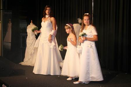 Vanzelfsprekend was ook op deze zaterdag de bruidsshow van Modeatelier Jikky een publiekstrekker. Een superpresentatie, waarbij de modellen niet alleen de prachtige Jikky-creaties showden, maar ook diverse huwelijksaanzoeken moesten afwimpelen....  