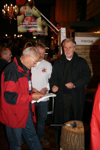 Burgemeester Fennema gaf ook van zijn belangstelling blijk, gewaardeerd bezoek.  