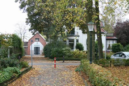 Mooi herfstplaatje vanuit de Torenstraat, met De Wegwijzer naast de grote hervormde pastorie, aan de Oosterweg. 