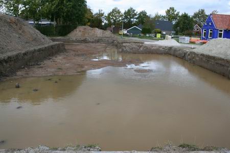Door, of voor Kooi is er fiks wat gron verzet. Voorlopig heeft het een zwembad- of ijsbaankarakter. Of moet er ook hier nog eerst flink geheid worden?  