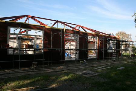 Het nieuwbouwgedeelte van het dorpshuis, waarin de grote zaal prominent aanwezig is. Een project om U tegen te zeggen, als de bouwers nu maar gestaag kunnen doorwerken....  