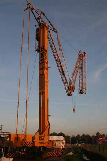 Ja, hij doet het! Spannend, die eerste ogenblikken. De kraan kwam al aan de late kant, weigerde toen dienst.... Een kapotte zekering, vervanging gelukkig geen probleem. En inderdaad, hij doet het! Kom op jongens, aan de slag!  