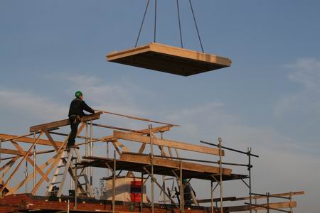 Machtig mooi dat gecomputeriseerd werken vanuit een hoge kraan. Snelheid troef, precisie idem dito! En zo komen de dakdelen, waar ze moeten zijn, uiterst nauwkeurig! 