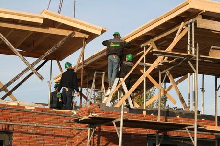 De aanwezige vaklui ontvangen de dakdelen niet alleen met open armen, maar ook met hamer, spijkers etc.  Vaardig wordt het Kooihuis bedekt, bedakt, onderdakt.... 