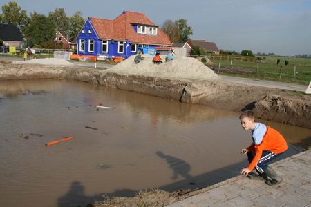 Natuurlijk vormen de bouwputten aan de Meidoornstraat prachtige speelgelegenheden. Zolang er niets kapot wordt gemaakt.....  