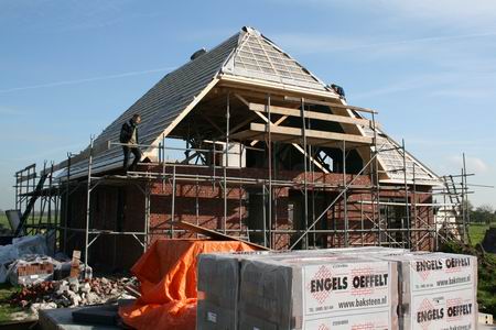 Zo ziet het huis er dan uit, in de loop van de middag. De kraan is dan al weg, voor de timmerlui is er nog voldoende te doen....  