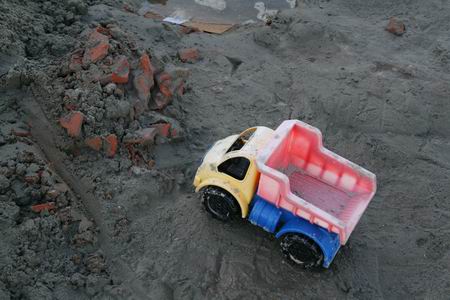 Ja, er moet heel wat gebeuren, voor het huis er staat. Met inzet van werkelijk al het beschikbare materieel....   