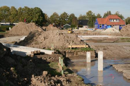 Daar staan ze dan, als rotsen in de Noordhorner branding, de heipalen van Hiemstra. Niet alleen Amsterdam, maar ook Fokke Hiemstra zijn droomhuis is straks gebouwd op palen.... 
