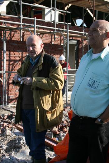 De trose toekomstige eigenaar van Meidoornstraat 20 legt zelf het heigebeuren vast, mentaal gesteund door Arriva-collega Hilbrand Bos. Op de achtergrond het nieuwe huis van de familie Kooi (nummer 22).   