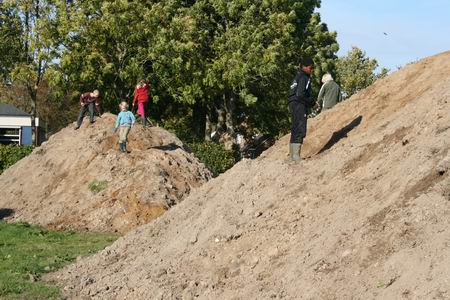 Een deel van de schooljeugd leeft zich uit in het gooien met modderkluiten. Complete oorlogen worden er uit gevochten. Volgende week weer vrede??  
