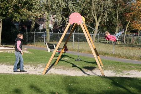 De jongere kinderen zoeken liever een rustiger plek waar je begeleid kunt spelen. Zoals bij het hertenkamp, uitleven op de schommel. Vermaak van alle tijden...  
