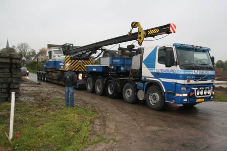 Genoeg geheid. Met een imposante vrachtwagen wordt de hei-installatie naar elders vervoerd, tijd voor een nieuwe klus. Hiemstra krijgt geheid een stevig woonhuis!  