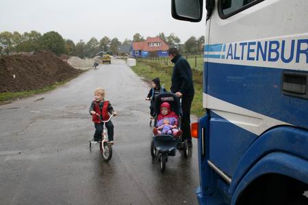 Belangstelling van jong en ouder voor de hei-activiteit aan de Meidoornstraat. Gealarmeerd door het verdragende typerende geluid? De vrijdagmorgenregen deert nauwelijks....