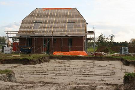 Kijkje vanuit de verlengde Kastanjestraat, zuidwaarts. Op de voorgrond kavel 20 van Fokke Hiemstra, de echte bouw kan elk moment beginnen. Op de achtergrond de fraaie woning van de familie Kooi, nog even en de dakpannen kunnen erop. Daarachter op kavel 24 (van de familie Heeres) is het nog rustig.