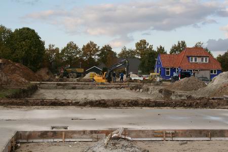 Kijkje vanuit de verlengde Kastanjestraat noordwaarts. Op de voorgrond wacht de bevloerde kavel van Henk Bakker op de houtskeletbouwers uit Drachten. 