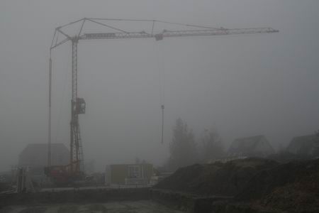 In de ochtendmist beheerst een indrukwekkende kraan de situatie bij kavel Meidoornstraat 18. Doelmatig worden de diverse delen tot een prachtig huis samengevoegd. 