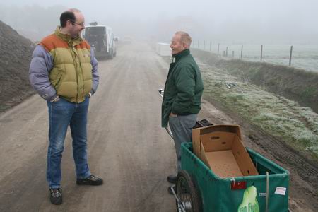 Eigenaar en toekomstige bewoner Henk Bakker heeft ook nog tijd voor een nabeschouwing over FC Groningens prestatie tegen NEC, samen met kenner Harko Bijma, die een pauze inlast. Het alom te verzamelen oud papier moet maar even wachten... 