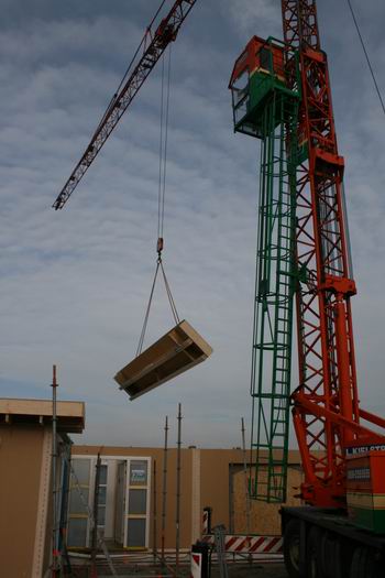 Fascinerend hoe de delen van het skelet op hun plaats worden gebracht en verankerd. Die jongens moeten vroeger wel geestdriftig met bouwdozen en LEGO bezig zijn geweest... 