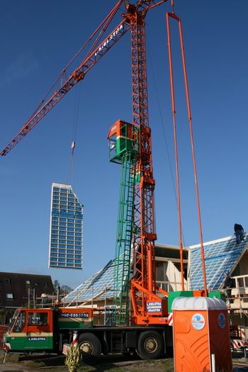 De diverse delen worden probleemloos per hijskraan te bestemder plekke afgeleverd. De VDM-medewerkers weten er wel raad mee...  