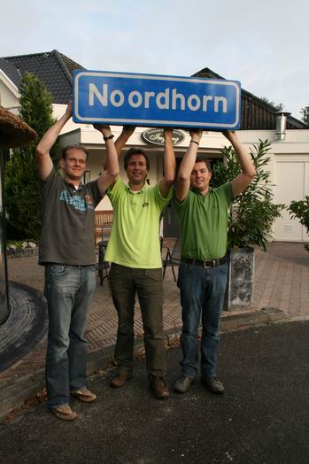 resize-of-balk-met-bord-noordhorn-en-organisatoren-10092008 ER GAAT NIETS BOVEN NOORDHORN!!!! (En het gerucht dat Fortuna-voorzitter Arjan van Esch nog dagenlang met spierpijn heeft rondgelopen, als kleinste van het organisatietrio, is niet bijster betrouwbaar....)