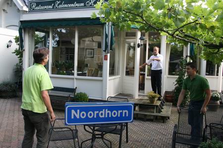 resize-of-balk-zuidhorn-met-bord-noordhorn-1-10092008 Wat moet dat vreemde volk uit het Wilde Noorden hier????!