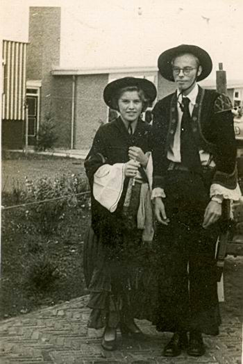 Prachtige foto voor de nieuwe school aan de Oosterweg in augustus 1956. Een gelegenheidspaar, te weten Gaatske Jager en Adam de Boer, in passende kledij. Gaatske, de wederhelft van Henk Geertsema, woont aan de Noorderweg. Adam de Boer is al jaren geleden overleden.   