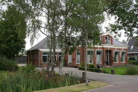 Het fraaie woonhuis van T.de Boer, Langestraat 87. Links op de voorgrond de 3 te kappen berken, met herplantplicht.  