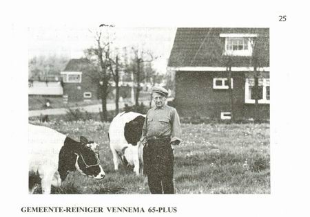 Foto van Jan Vennema bij zijn huis, op zijn land aan het Van Starkenborghkanaal NZ, voorjaar 1972. Gepubliceerd in het VVV-Maandblad 1e jaargang nr.3, mei 1972, evenals het hierna volgende artikel!  