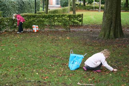 Dankbaar zoeken deze twee basisschoolmeisjes bij de NH-kerk kastanjes, die er volop te vinden zijn. Elk een tas. Nou, en is de tas vol of wordt ie te zwaar? Dan heb ik ook nog een fietstas, zegt het ene meisje zelfverzekerd.  