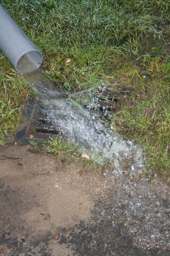 Het water stroomt.... (bis)  