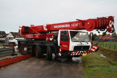 Daar staat ie dan, de Wagenborgkraan. Nou ja, bijna..... Het duurt vanzelfsprekend even, voordat de benodigde stabiliteit is verkregen. Dan kan er ook veel (til)werk worden verricht, waarbij computertechniek een hoofdrol speelt. Duur? Ga die klussen maar eens handmatig doen....