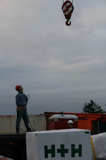 Fraaie foto van een wachtende Marco Kooi, hoofd in de nek. Zou dat nou spierpijn opleveren? 