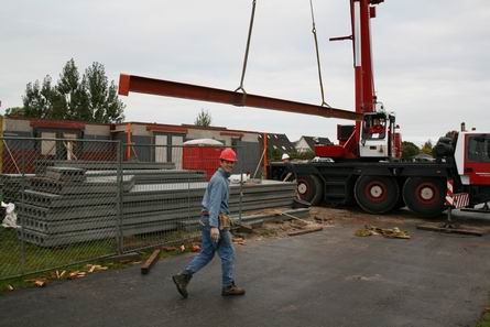 Een draagbalk van 800 kilo wordt op zijn plaats getild. En Marco Kooi ziet dat het goed gaat. Keep going!