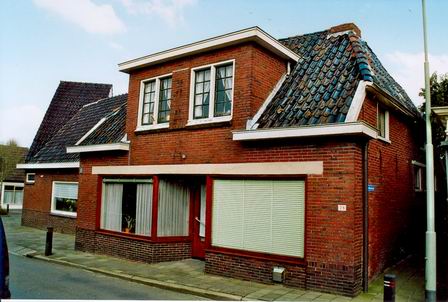 resize-of-langestraat-pand-visser-maart-2007 Het Visserpand zoals het er nu uitziet. Mevr.Visser-van der Sluis woont hier nog steeds. Het winkeltje, dat zij nog jarenlang openhield, is sinds begin deze eeuw gesloten. Enkele vervelende inbraken hebben dit besluit verhaast. Links op de hoek het pand waarin ooit de Rabobank was gevestigd. Voor die tijd zat daarin de winkel van Beukema, textielwaren. Uiterst links een glimp van het huis van Adema, een vernieuwde versie van het oude huis van Roberts.