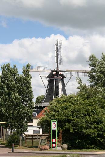 Molen De Fortuin gezien vanaf de westkant van de Schippersstraat, bij de N355.  
